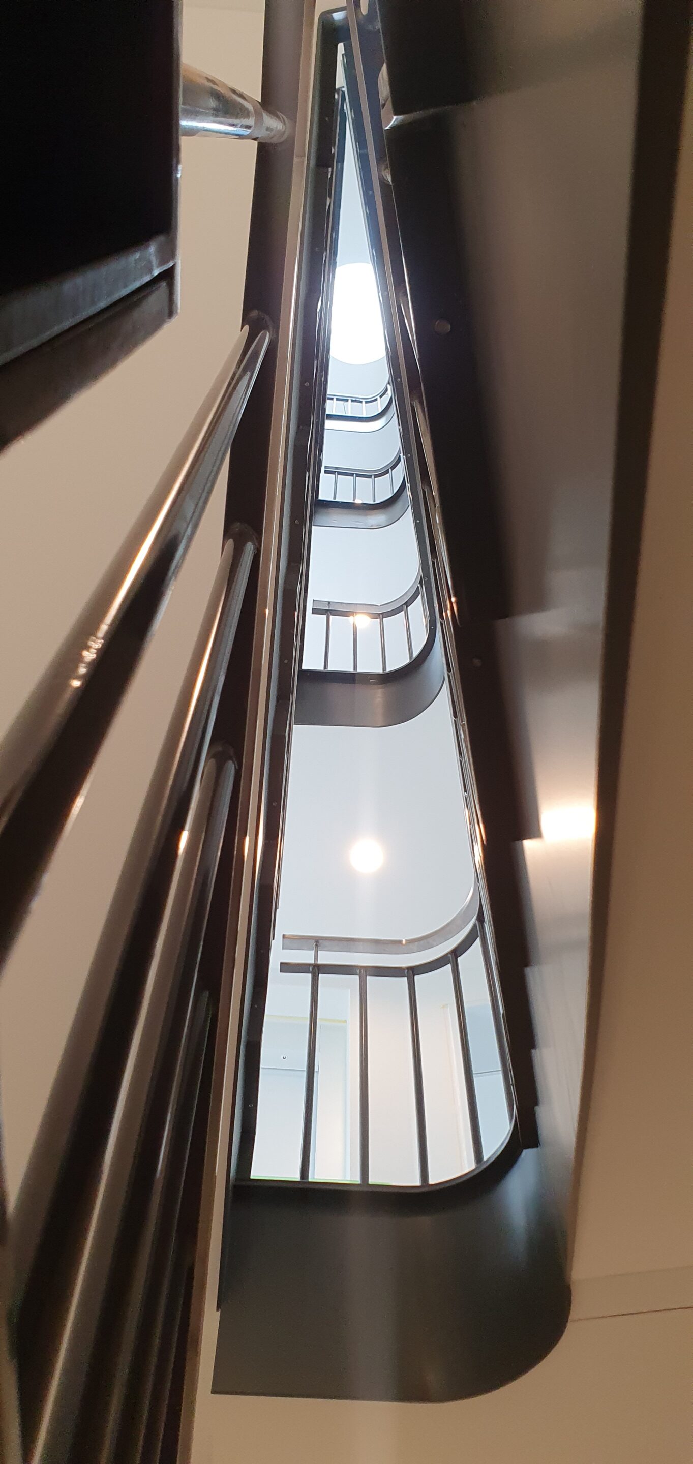 Treppengeländer mit Chromstahl Handlauf